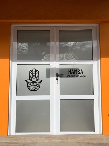 Hamsa · esmerilado y vinilo negro