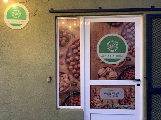 Alma Natural · puerta y vidriera