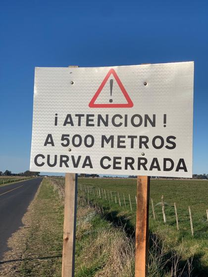 Aviso de curva cerrada · lámina prismática